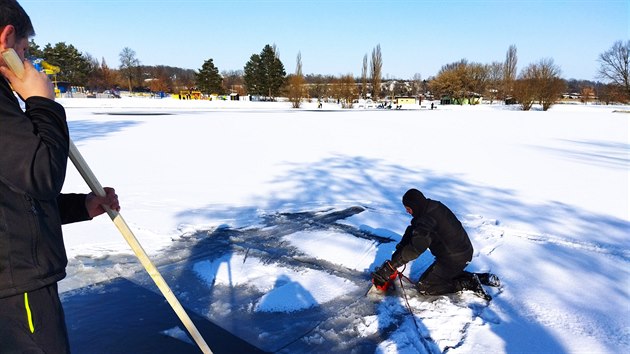 Skupinku otu�ilc� v Otrokovic�ch nezastavilo ani zamrzl� �t�rkovi�t�. V ledu si nechali vy�ezat �baz�n� na koup�n�.