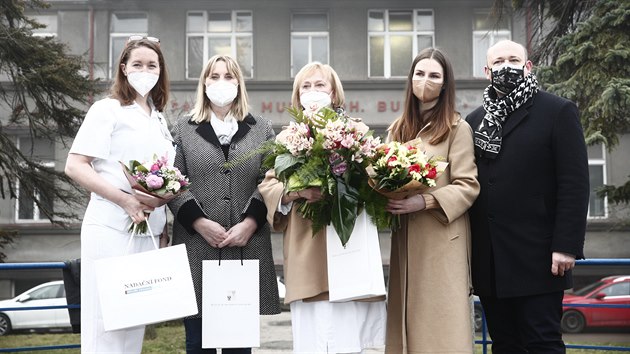 Předání dárků zdravotníkům z Nadačního fondu prezidenta Miloše Zemana za účasti Kateřiny Zemanové a vedení nemocnice Na Bulovce (25.únor 2021)