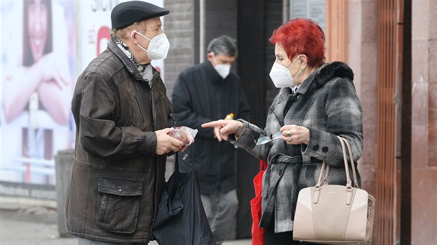 povinnost nosit respirtor FFP2, nanorouku nebo dvojitou chirurgickou rouku - st nad Labem (25.nor 2021)