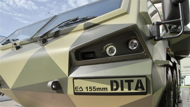 Nová houfnice DITA 155mm českého výrobce Excalibur Army na veletrhu IDEX v Abú Dhabí