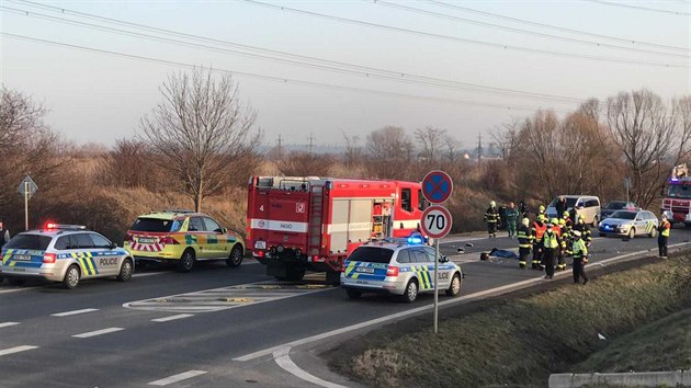 Na Kunratické spojce v Praze se srazil nákladní vůz se skútrem. Motocyklista svým zraněním na místě podlehl. (25. února 2021)