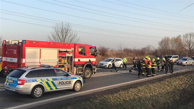 Na Kunratické spojce v Praze se srazil nákladní vůz se skútrem. Motocyklista svým zraněním na místě podlehl. (25. února 2021)