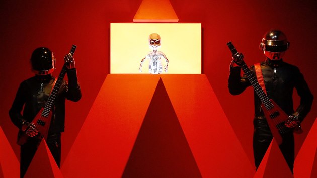 Daft Punk se prezentovali jako dvojice anonymních robotů
