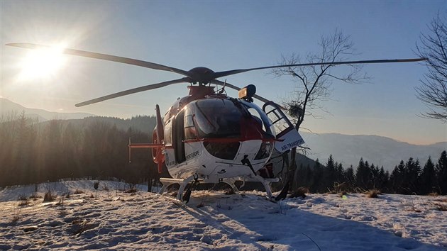 Vrtulník záchranářů při zásahu na Lysé hoře v Beskydech. (21. února 2021)