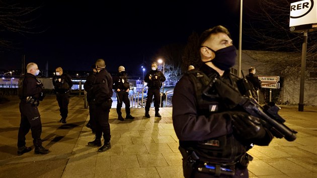 Francouzská policie po vraždě dvou dospívajících hlídkuje v obci Quincy-sous-Senart na předměstí Paříže. (24. února 2021)