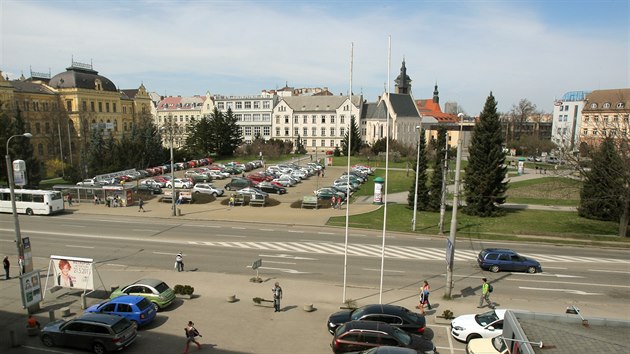 Část Senovážného náměstí zabírá parkoviště, které mělo být jen provizorní.