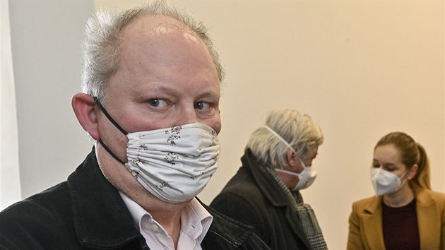 Obžalovaný Jiří Fiala (druhý zleva) na chodbě Obvodního soudu pro Prahu 1, který projednával jeho případ. (23. února 2021)