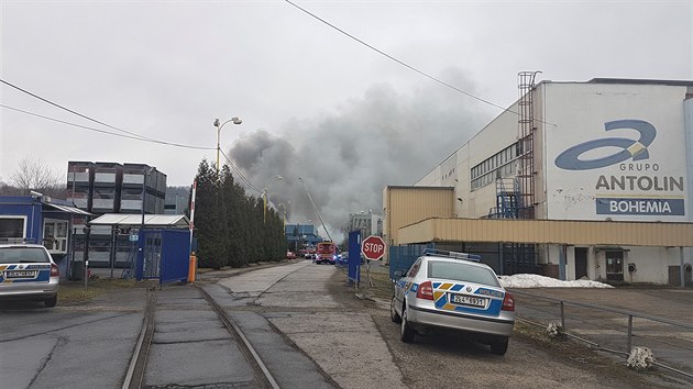 Požár tovární haly v Chrastavě (26. února 2021)