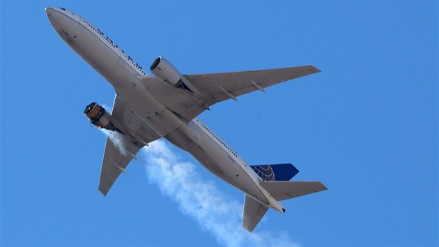 Letadlo United Airlines se vrací na letiště poté, co se mu porouchal jeden z motorů a začal hořet. (20. února 2021)