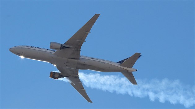 Letadlo amerických aerolinek United Airlines se vrací na letiště poté, co se mu porouchal jeden z motorů a začal hořet. (20. února 2021)