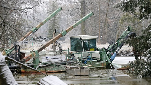 Plovoucí bagr ze zámeckého rybníka v Lednici vysával letos v únoru bláto, které se za minulá desetiletí usadilo na dně.