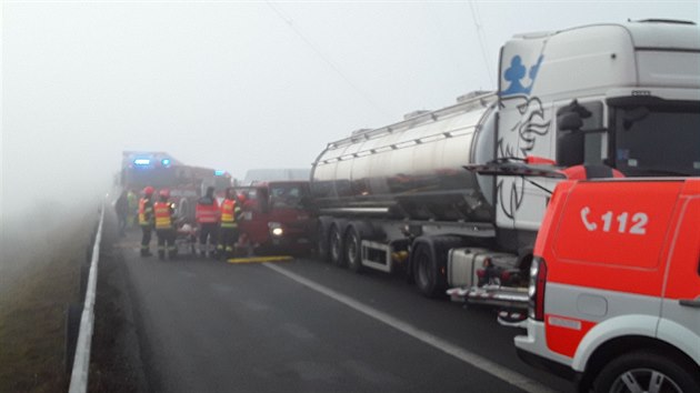 Hromadná nehoda na 179. kilometru D1 u Ostrovačic na Brněnsku zablokovala směr na Prahu. Došlo při ní k jednomu lehčímu zranění. (23.2.2021)