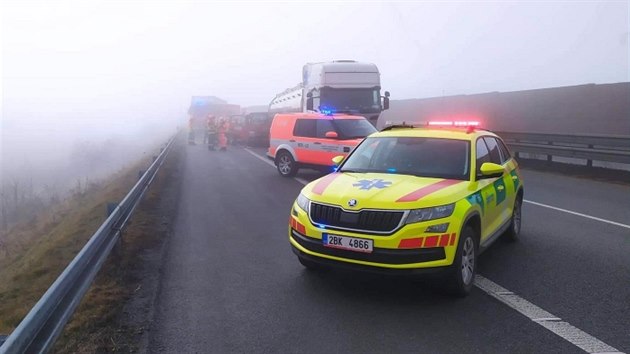 Hromadn nehoda na 179. kilometru D1 u Ostrovaic na Brnnsku zablokovala smr na Prahu. Dolo pi n k jednomu lehmu zrann. (23.2.2021)