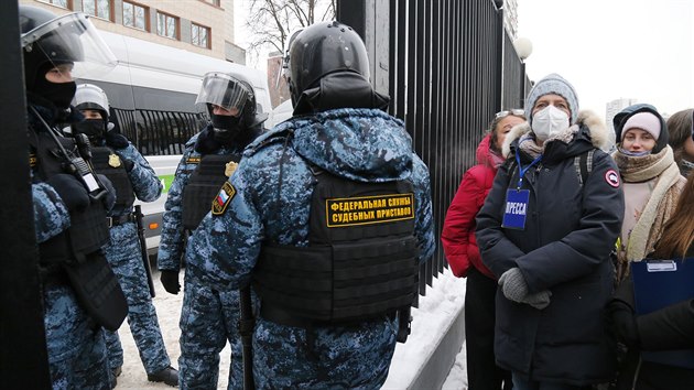 Rusk federln sluebn sluby hldaj u okresnho soudu v Babukinskij ped zahjenm procesu s vdcem rusk opozice Alexejem Navanm v Moskv. (20. nora 2021)