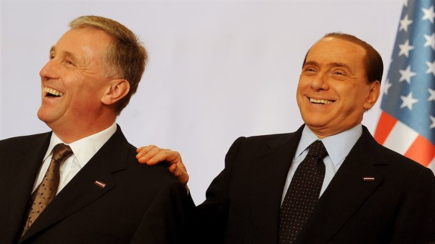 Italský premiér Silvio Berlusconi a český premiér Mirek Topolánek pózují fotografům před summitem EU - USA. (5. dubna 2009)