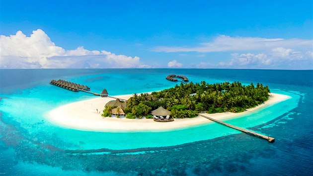 Kad resort na Maledivch, souostrov nachzejcm se v Indickm ocenu, se pyn plemi s blostnm blm pskem, lemovanmi palmami s tropickou vegetac.