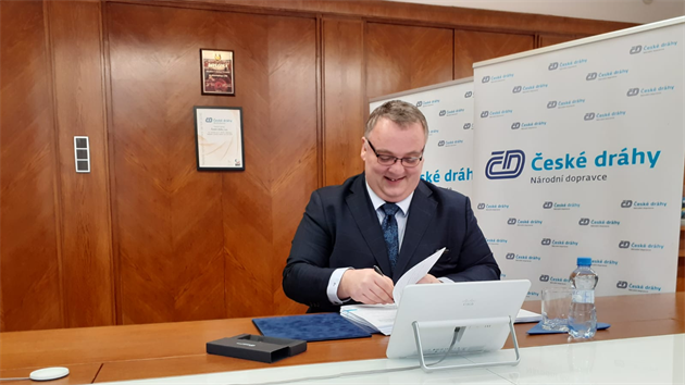 Generální ředitel Českých drah Ivan Bednárik podepisuje smlouvu o dodávce 33 vlaků od polského výrobce PESA Bydgoszcz SA. (26. února 2021)