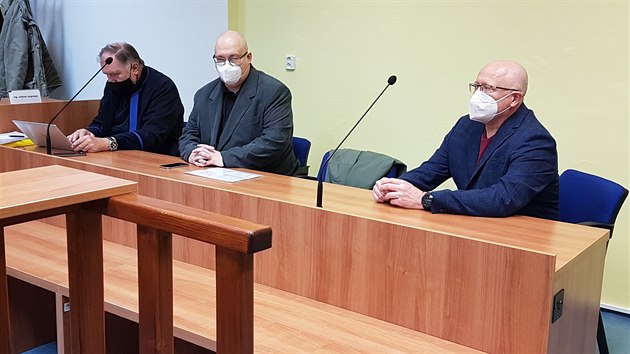 Advokát obžalovaných zaměstnanců chemičky Tomáš Sokol (vlevo) a obžalovaní Jan Doskočil a Václav Macal před mosteckým okresním soudem.