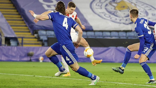 Slávista Lukáš Provod střílí gól do sítě Leicesteru v odvetném utkání vyřazovací fáze Evropské ligy.