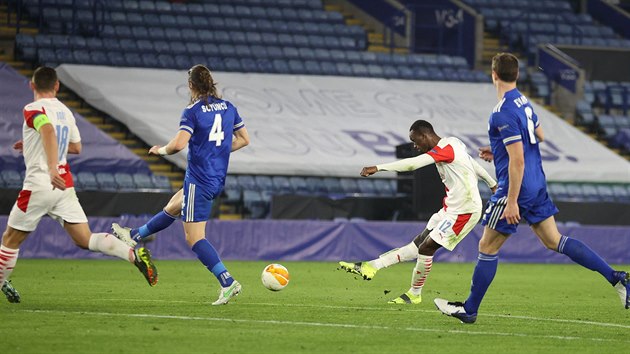 Slávista Abdallah Sima střílí gól Leicesteru v odvetě vyřazovací fáze Evropské ligy.