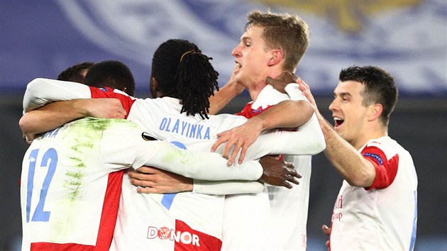 Slávisté se radují, Abdallah Sima právě vstřelil druhý gól odvety utkání Evropské ligy.