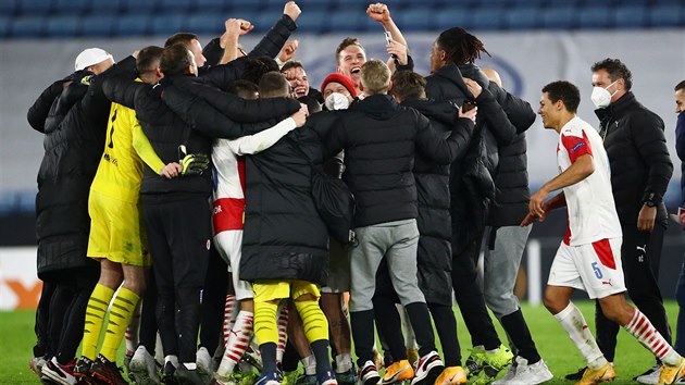 Slávistická radost v Leicesteru po postupu do osmifinále Evropské ligy.