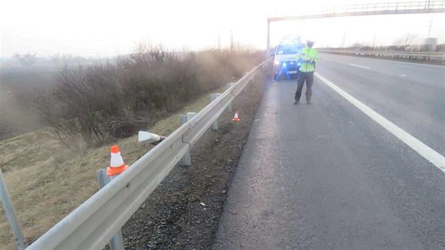 Nsledky nebezpen jzdy tyiapadestiletho idie, jeho na dlnici D35 pemohla nava. Usnal, narel do svodidel, blokoval dopravu. (24. nora 2021)