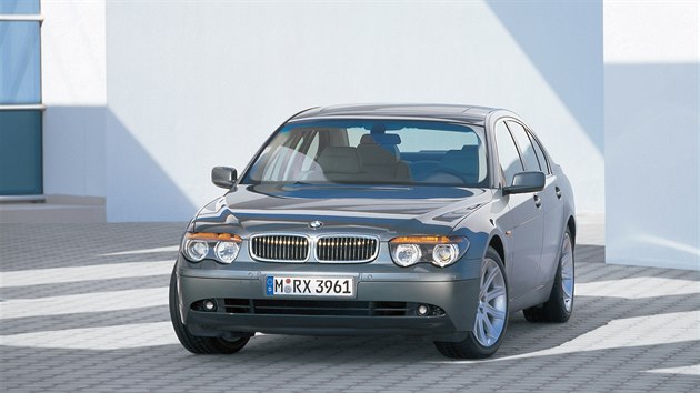 P�elomov� BMW �ady 7 (E65) z roku 2001 budilo v�n�. Zejm�na jeho z��, kterou n�kte�� popisovali jako �nekoordinovanou hromadu plechu�.