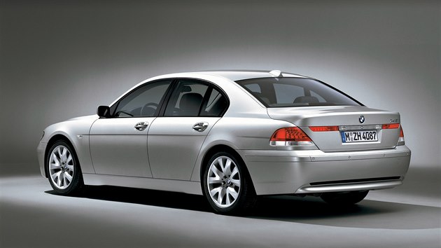 P�elomov� BMW �ady 7 (E65) z roku 2001 budilo v�n�. Zejm�na jeho z��, kterou n�kte�� popisovali jako �nekoordinovanou hromadu plechu�.
