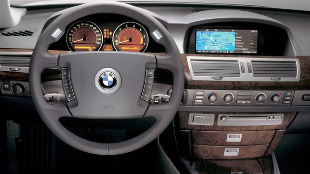 Hotov� pozdvi�en� u Sedmi�ky p�ed 20 lety vzbudil i interi�r s nov�torsk�m ovl�d�n�m inforozhran� iDrive.