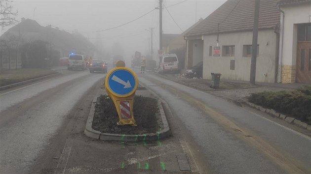 Jízdu se sanitkou dnes brzy ráno nezvládl řidič ve Vojkovicích na Brněnsku. Vjel na středový ostrůvek a posléze naboural do elektrického sloupu na chodníku. (24. února 2021)