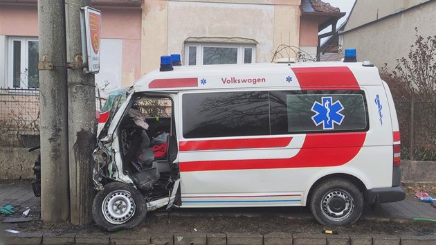 Jízdu se sanitkou dnes brzy ráno nezvládl řidič ve Vojkovicích na Brněnsku. Vjel na středový ostrůvek a posléze naboural do elektrického sloupu na chodníku. (24. února 2021)