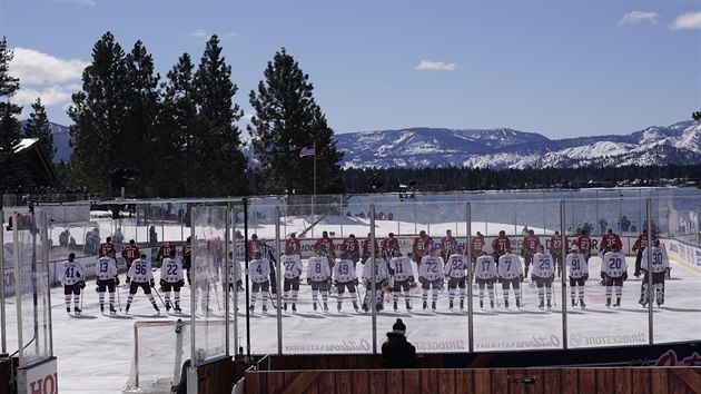 Momentka z utkání Colorada a Vegas pod širým nebem u jezera Tahoe.