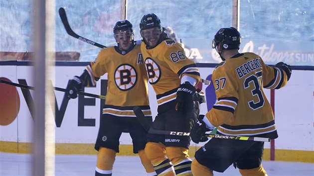 David Pastrk, Brad Marchand a Patrice Bergeron slav gl Bostonu v utkn pod irm nebem u jezera Tahoe.