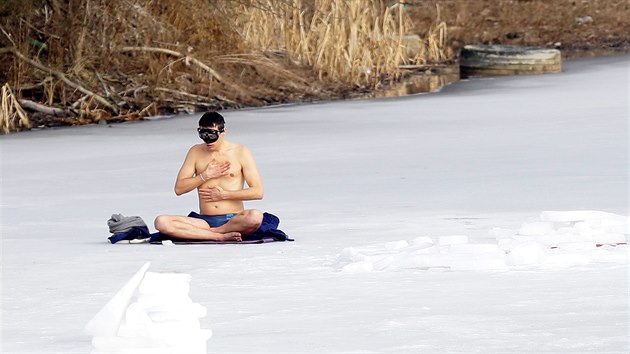 �esk� freediver David Vencl vytvo�il v zatopen�m lomu v Laho�ti na Teplicku sv�tov� rekord v plav�n� pod ledem bez neoprenu.
