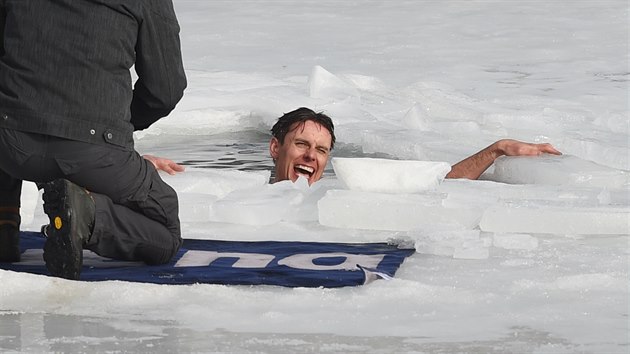 Český freediver David Vencl vytvořil v zatopeném lomu v Lahošti na Teplicku světový rekord v plavání pod ledem bez neoprenu.