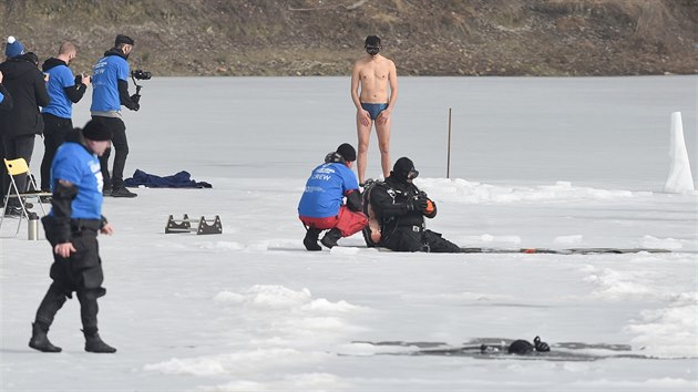 esk freediver David Vencl vytvoil v zatopenm lomu v Lahoti na Teplicku svtov rekord v plavn pod ledem bez neoprenu.