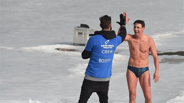 esk freediver David Vencl vytvoil v zatopenm lomu v Lahoti na Teplicku svtov rekord v plavn pod ledem bez neoprenu.