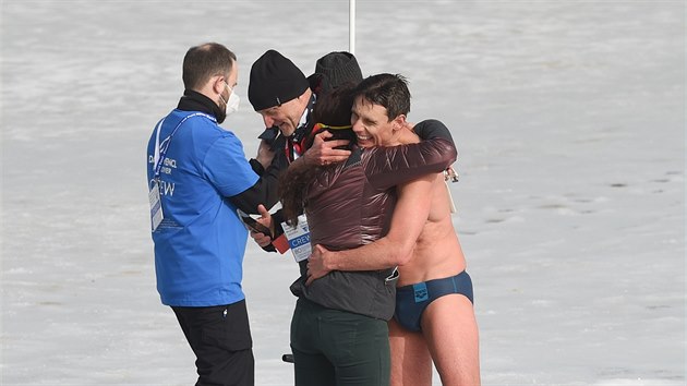 Český freediver David Vencl vytvořil v zatopeném lomu v Lahošti na Teplicku světový rekord v plavání pod ledem bez neoprenu.