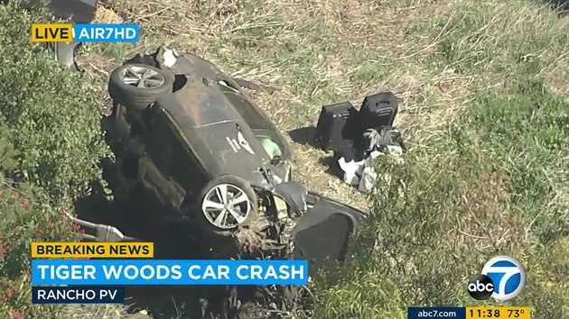 Zdemolovan automobil Tigera Woodse po nehod v Los Angeles.