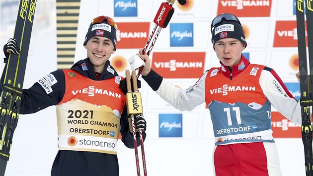 Staronový mistr světa v závodě sdruženém Jarl Magnus Riiber (vlevo) se svým norským krajanem, bronzovým Jensem Luraasem Oftebrem.