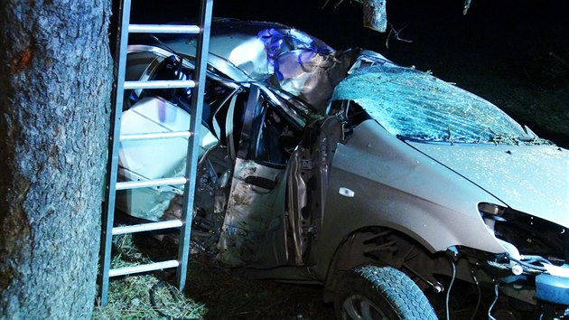 Na Berounsku havaroval řidič s autem do stromu, nehodu nepřežil (24.2.2021)