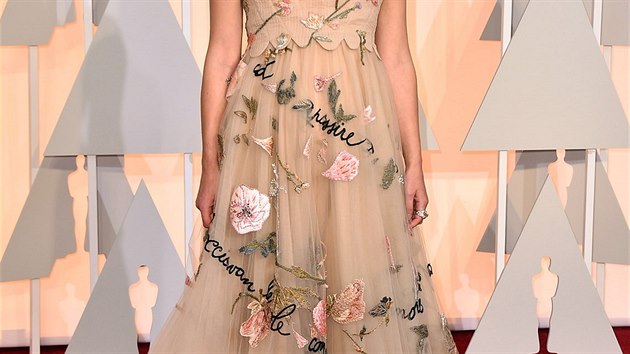 Thotn Keira Knightley si sv aty na Oscary 2015 vybrala u Valentina. Tlovou rbu zdob run vivky s kvtinovmi motivy.