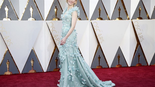 Cate Blanchettová zvolila na předávání Oscarů roku 2016 tyrkysové šaty s vlečkou a květinovými aplikacemi od Armaniho. Honosný model doplnila diamantovými náušnicemi, prstenem a náramkem z klenotnictví Tiffany.