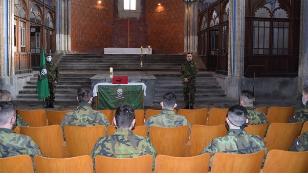 V hranické kapli sv. Barbory byl představen a požehnán nový nůž průzkumné čety tamního 71. mechanizovaného praporu.