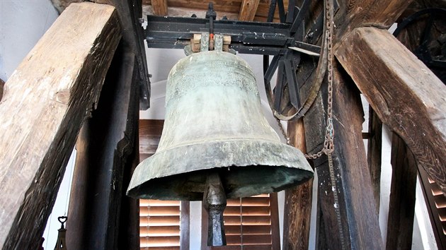 Tři stovky let starý dřevohostický zvon kvůli prasklině zvonil naposledy v roce 2010, a protože by oprava byla příliš nákladná, rozhodla se obec vyhlásit sbírku na nový.