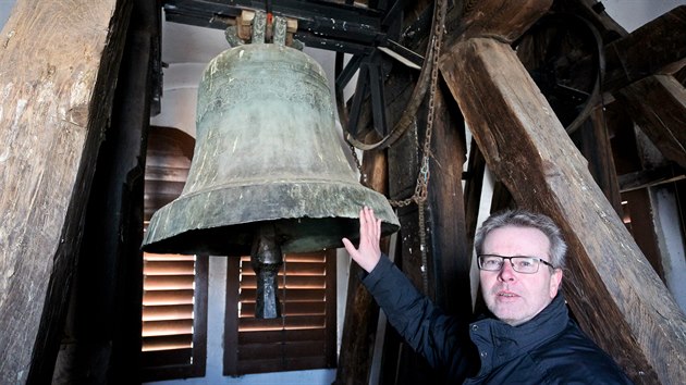 Ti stovky let star devohostick zvon kvli prasklin zvonil naposledy v roce 2010, a protoe by oprava byla pli nkladn, rozhodla se obec vyhlsit sbrku na nov. Na snmku starosta Petr Dostl.