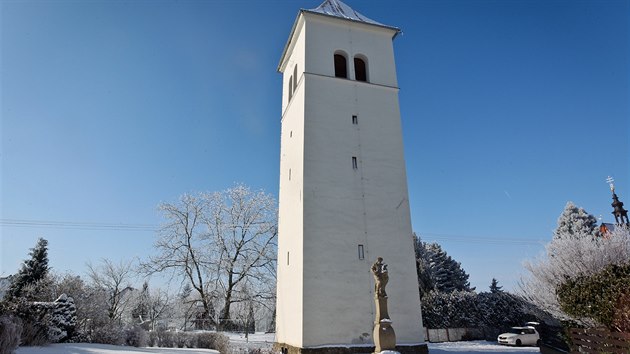 Zvonice v Dřevohosticích, která se pyšnila tři stovky let starým zvonem. Zanedlouho z ní bude znít nový.