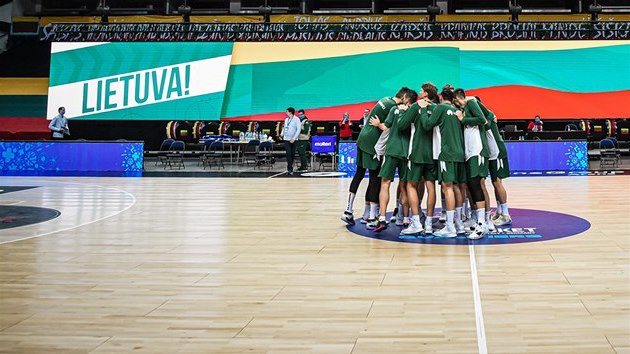 Litevští basketbalisté se hecují před zápasem s Českem.