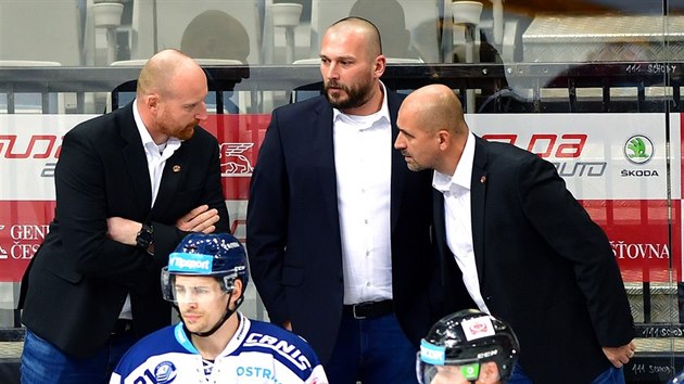 Vítkovické hokejisty ve druhé polovině sezony vedou (zleva) asistent Radek Philipp, manažer Roman Šimíček a trenér Miloš Holaň.